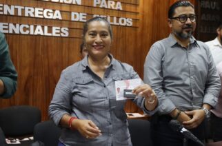 Entrega Abelina López Rodríguez credenciales a comisarios de 62 comunidades